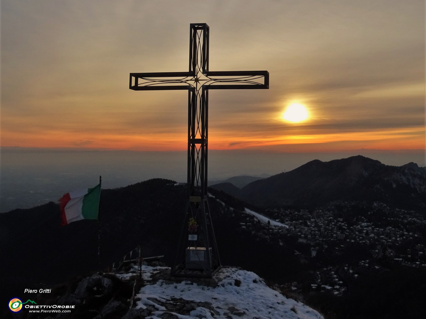 81 La bella croce di vetta Cornagera baciata dal sole al suo centro.JPG